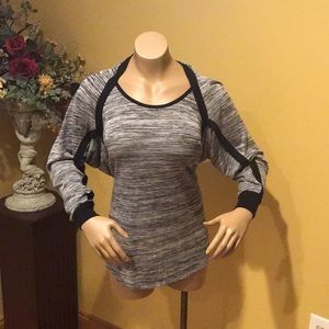 Horizontal shrug by CAbi